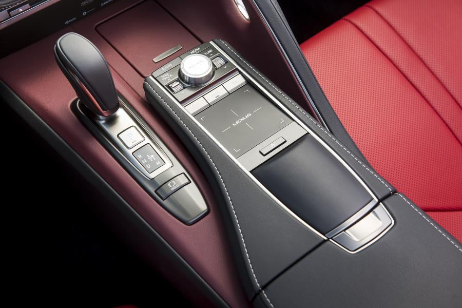 Детали интерьера Lexus LC500 Convertible 2020 года  (NA) (фото 37 из 42)